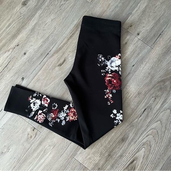 🔥SALE- any 4/$20. Dex Stylish Black and White Floral Leggings - Picture 4 of 4
